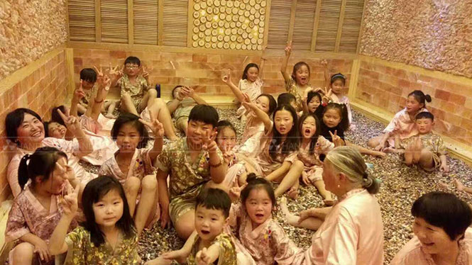 汗蒸光(guāng)內(nèi)的(de)孩子(zǐ)