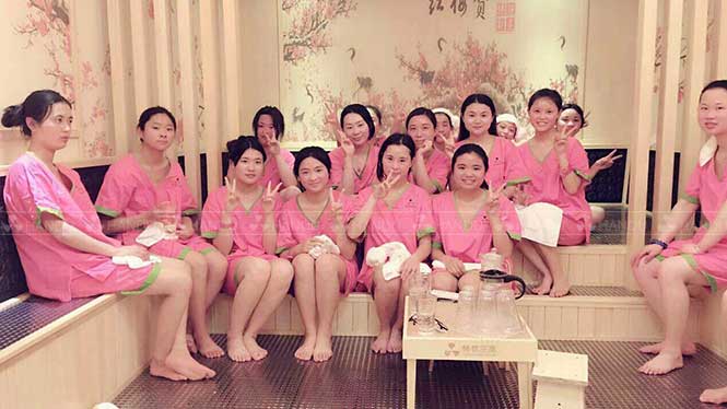 汗蒸館內(nèi)的(de)女(nǚ)性