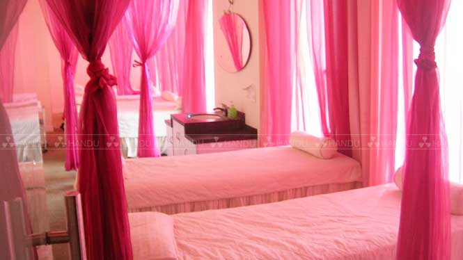 汗蒸館內(nèi)休息床