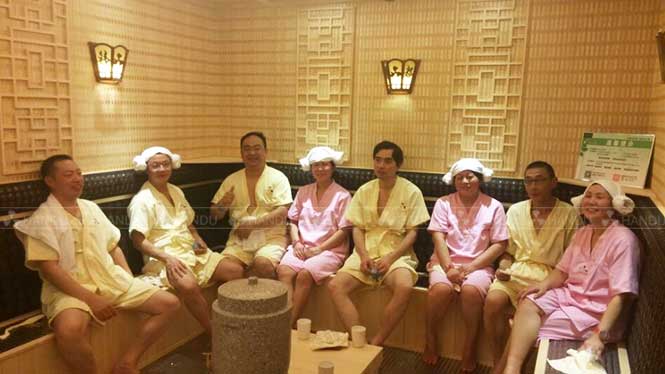 汗蒸房(fáng)的(de)人(rén)們