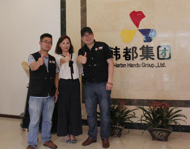 韓都(dōu)集團董事(shì)長(cháng)和(hé)CCTV合影(yǐng)